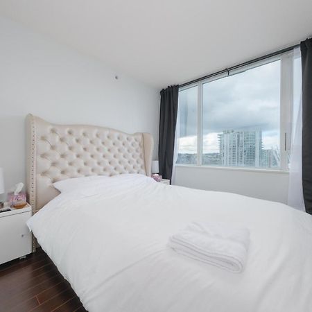 וונקובר Central 1-Bedroom Apartment With Pool, Jacuzzi & Sauna מראה חיצוני תמונה
