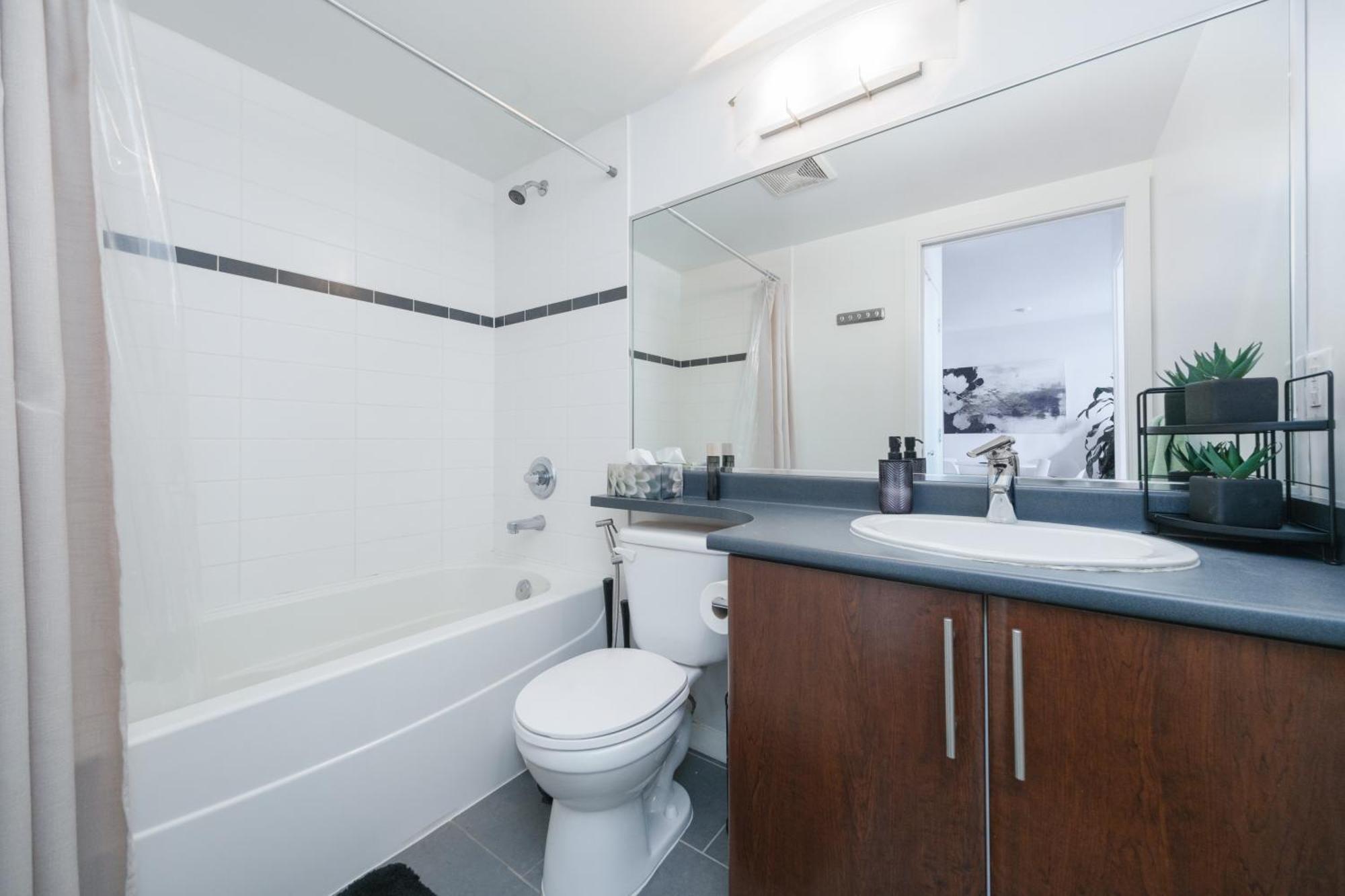 וונקובר Central 1-Bedroom Apartment With Pool, Jacuzzi & Sauna מראה חיצוני תמונה